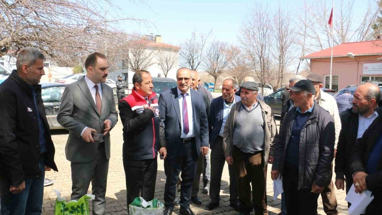 Çayırlı’da 133 çiftçiye 10 ton yonca tohumu desteği