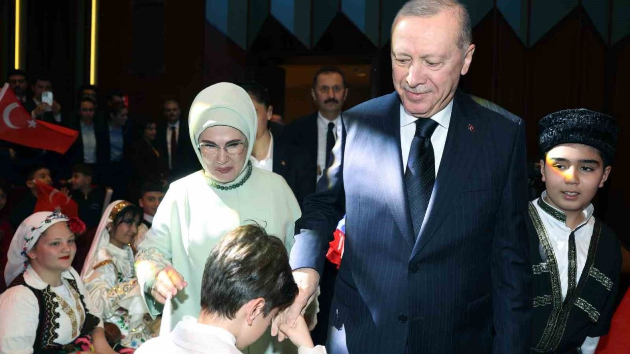 Cumhurbaşkanı Erdoğan: "İnsanlık zincirinin ebediyet halkası olan siz çocuklarımız geleceğimizi şekillendireceksiniz"