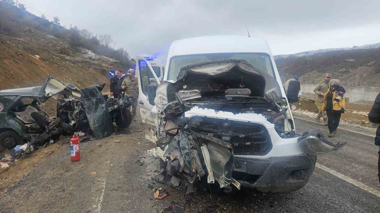 Öğretmenleri taşıyan servis ile otomobil çarpıştı: 1 ölü, 2’si ağır 10 yaralı