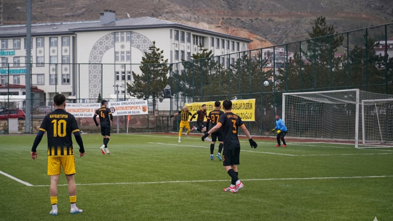 Pazar günü futbol mesaisi protestoyla başladı