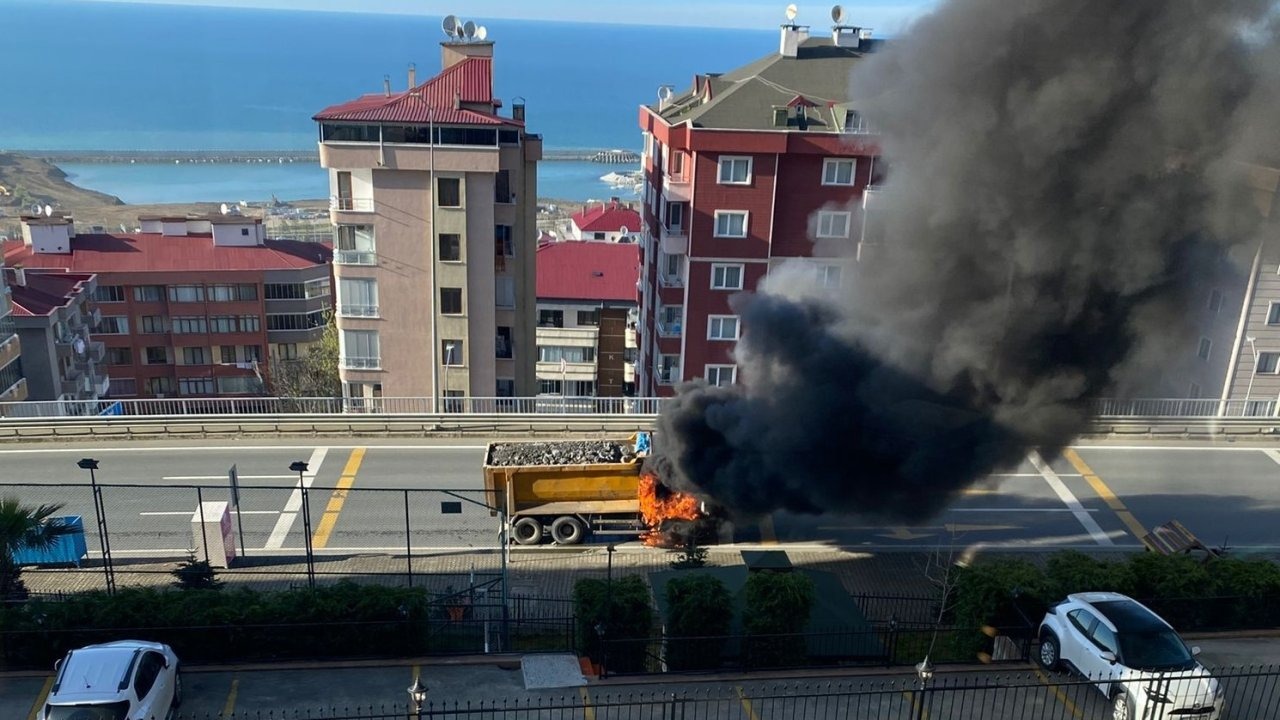 Trabzon’da taş kamyonu yangını korkuttu