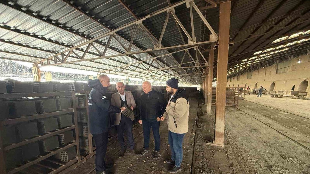 Tuğla fabrikasında üretim süreci incelendi