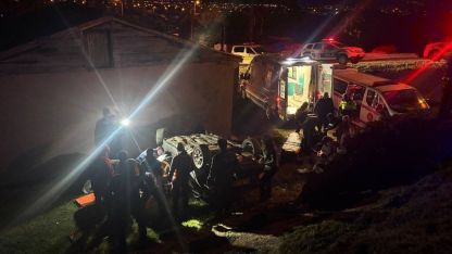 Erzincan’da otomobil evin bahçesine devrildi: 2 yaralı