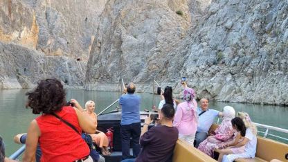 Dünyanın ikinci büyük kanyonunda tekne keyfi yapıp dağ keçilerini izliyorlar