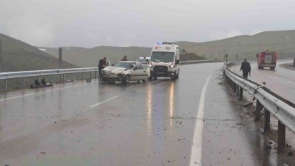 Erzurum-Erzincan karayolundan zincirleme trafik kazası: 3 yaralı