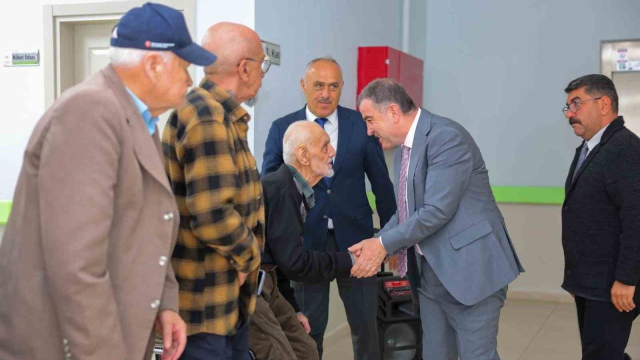 Huzurevi sakinlerine bayram ziyareti