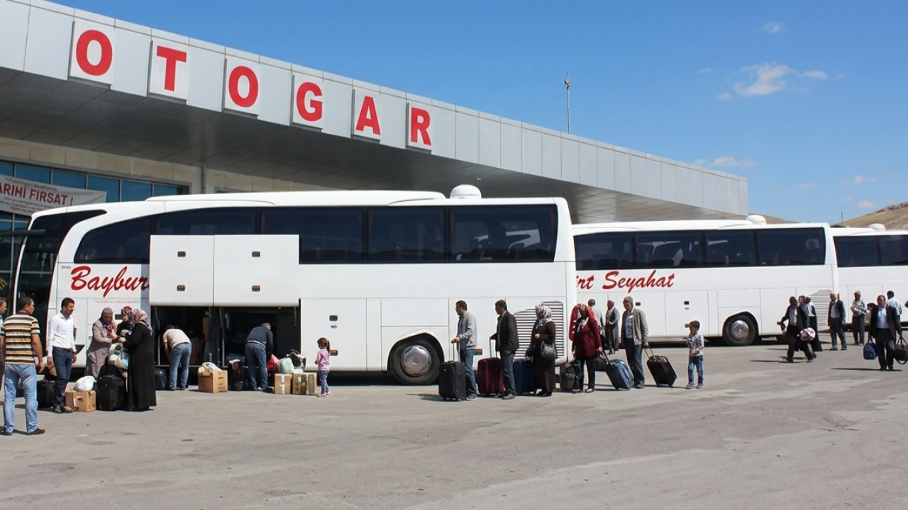 Otogarda bayram yoğunluğu: Ek seferler bile çare olmadı!
