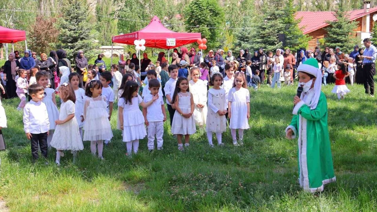 4-6 yaş Kur’an kursu öğrencilerinden yıl sonu etkinliği