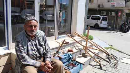 Kaldırımda satışa çıkardığı tarım aletlerini hayırsever iş insanı satın aldı