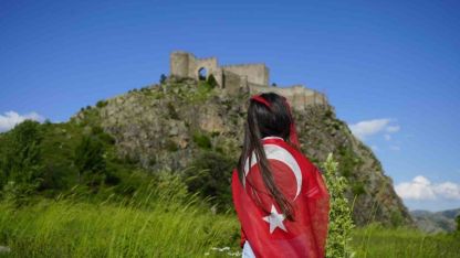 Dağcılar, 700 yıllık Kov Kalesi’ne Türk bayrağı asarak Milli Takım’a destek verdi