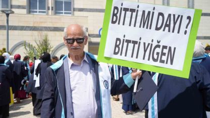 71’inde başladığı üniversiteden 75 yaşında mezun oldu