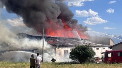 Erzincan’da ikinci el mobilya deposunda çıkan yangın söndürüldü
