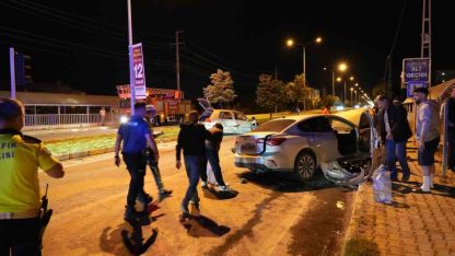 Erzincan’da iki otomobil çarpıştı: 5 yaralı