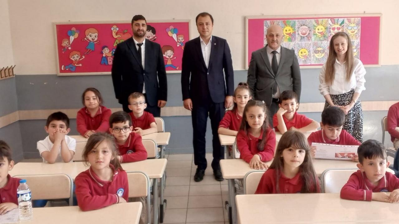 Aydıntepe’de karne coşkusu: Kaymakam Bayram özel öğrencilere atlas hediye etti