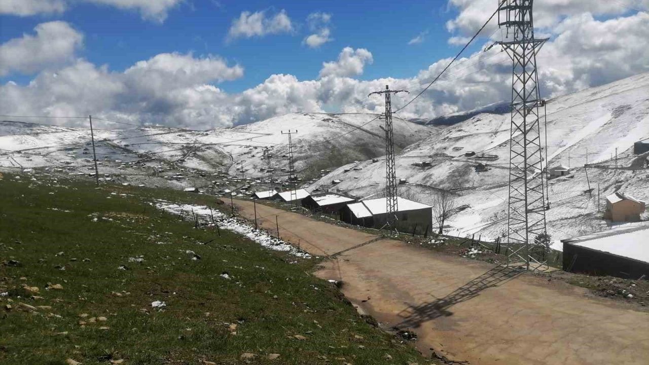 Doğu Karadeniz yaylalarına kış geri geldi