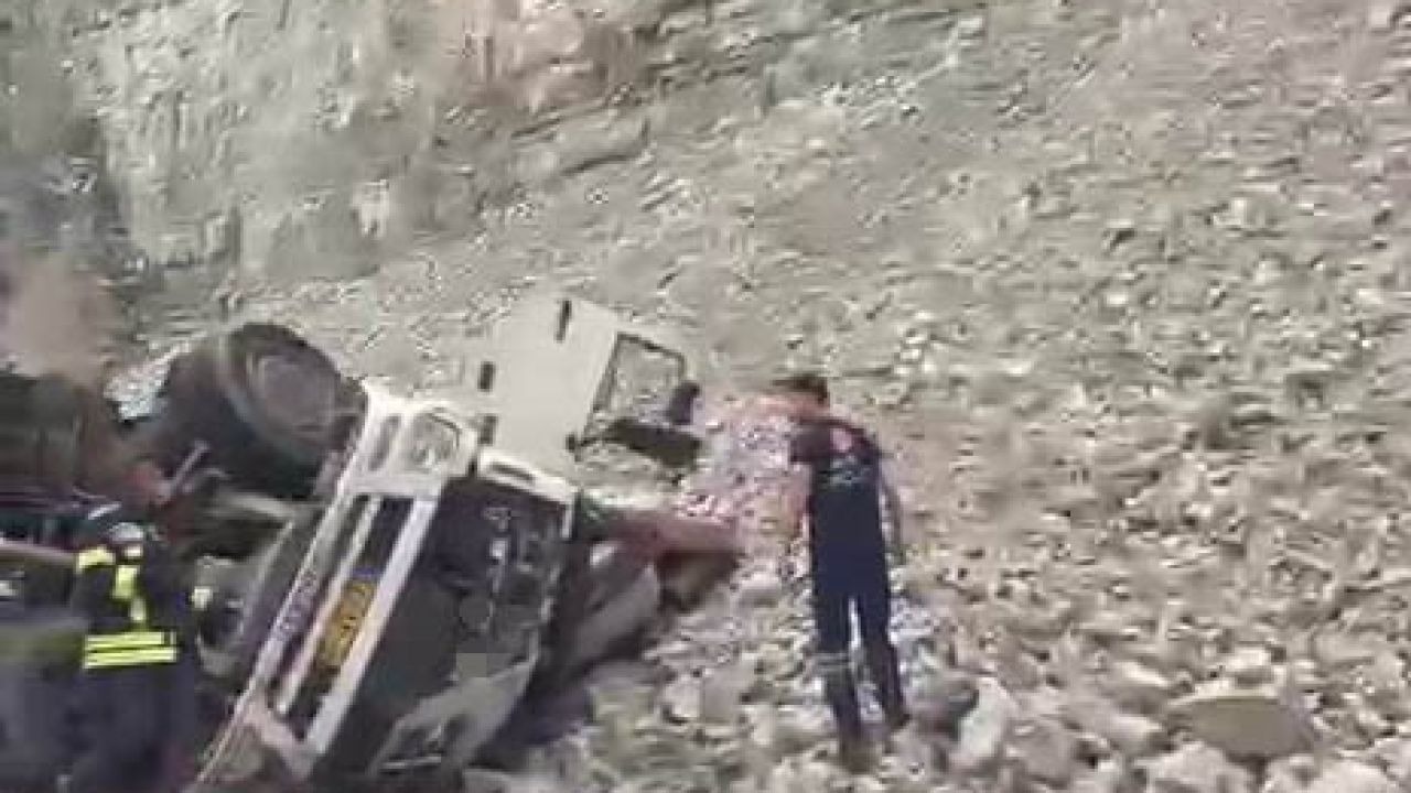 Erzurum’da feci kaza: Freni patlayan tırdan atlayan sürücü öldü, 2 kişi yaralandı
