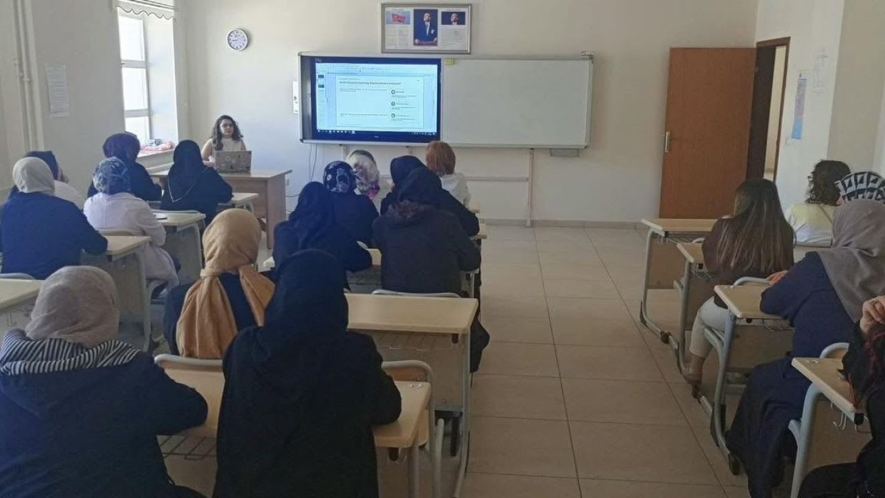 HEM kursiyerlerine iletişim becerileri eğitimi verildi