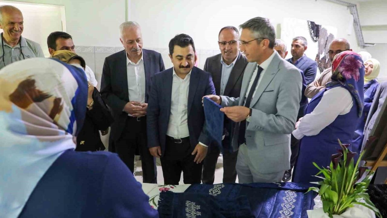 Kursiyerlerin el emeği ürünleri sergilendi