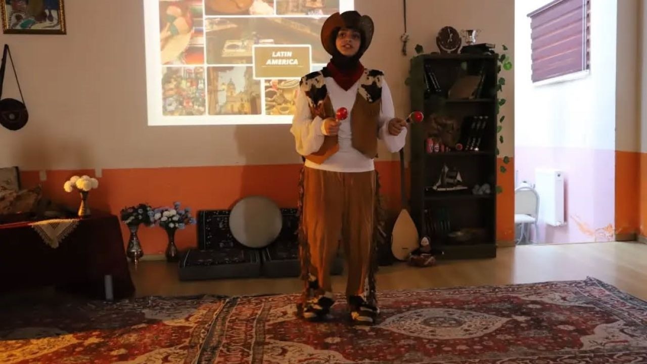 Öğrenciler farklı kültürleri sahneye taşıdı