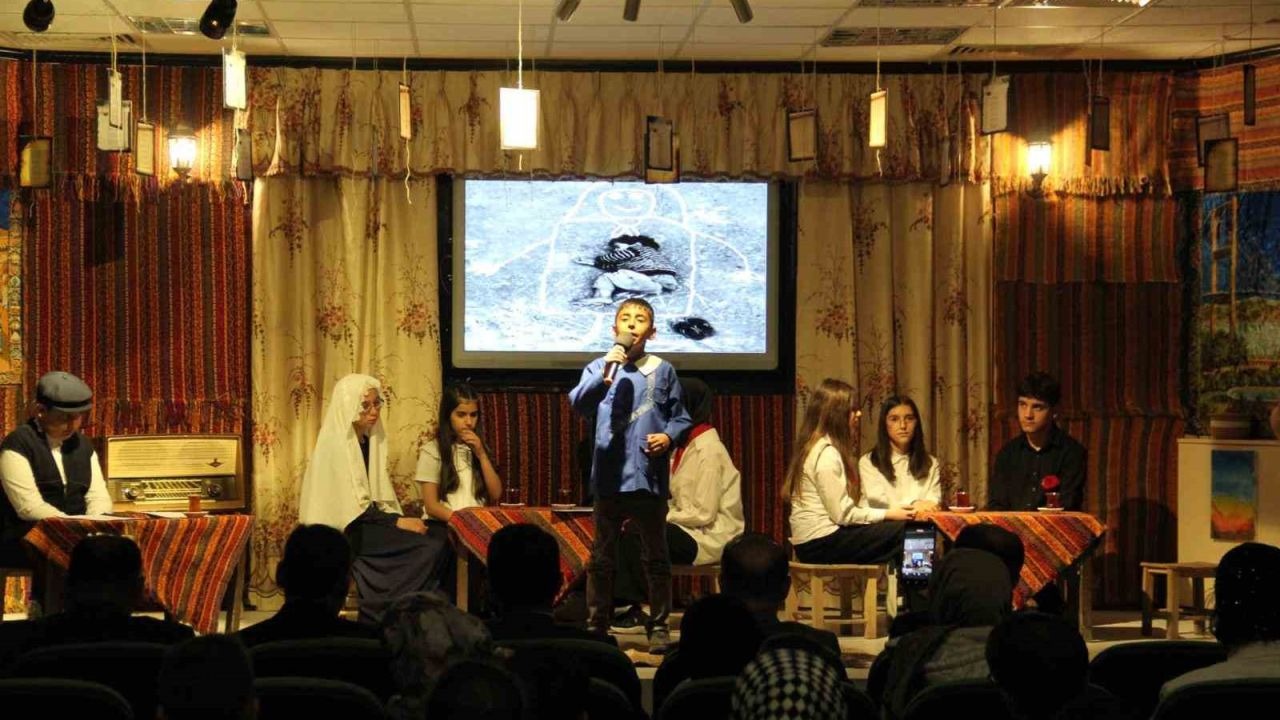 Öğrencilerden şiir programı ve karma resim sergisi