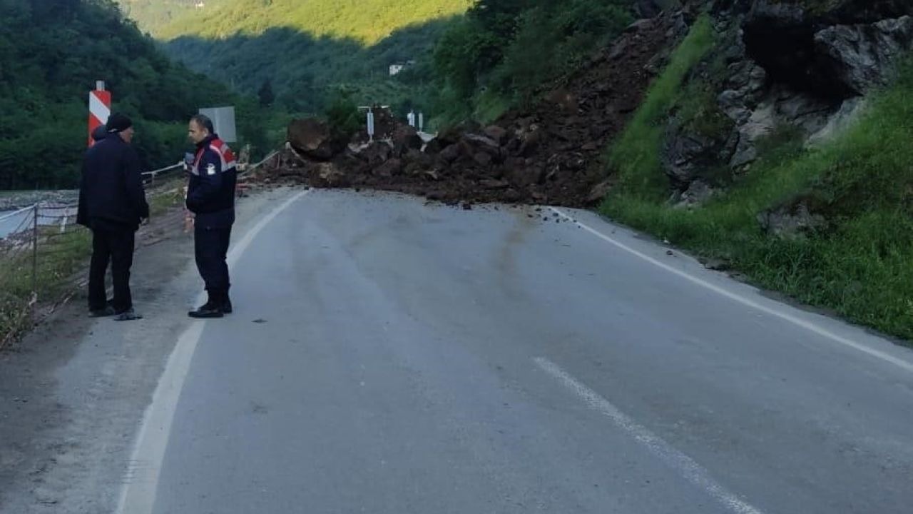 Trabzon-Bayburt karayolu heyelan nedeniyle ulaşıma kapandı