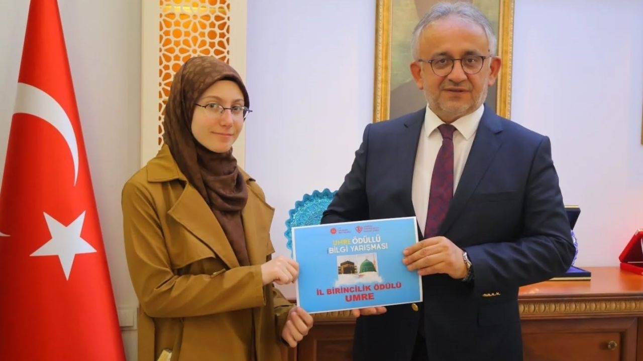 Umre ödüllü yarışmada dereceye giren öğrenciler ödüllendirildi