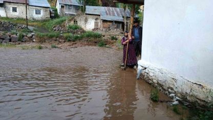 Oltu’da sağanak yağış sele dönüştü: Ev ve bahçeleri su bastı