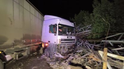 Erzurum’da tır refüjü aşıp direk deposuna daldı