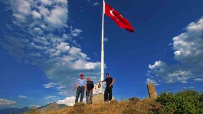 Şehit Öğretmen Neşe Alten’in adını bin 215 rakımlı tepede yaşattı: 16 metrelik Türk bayrağı dikti