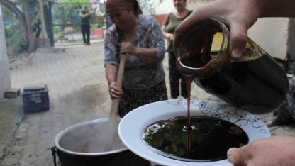 Doğal yöntemlerle hazırlanan dut pekmezi kışa hazırlanıyor