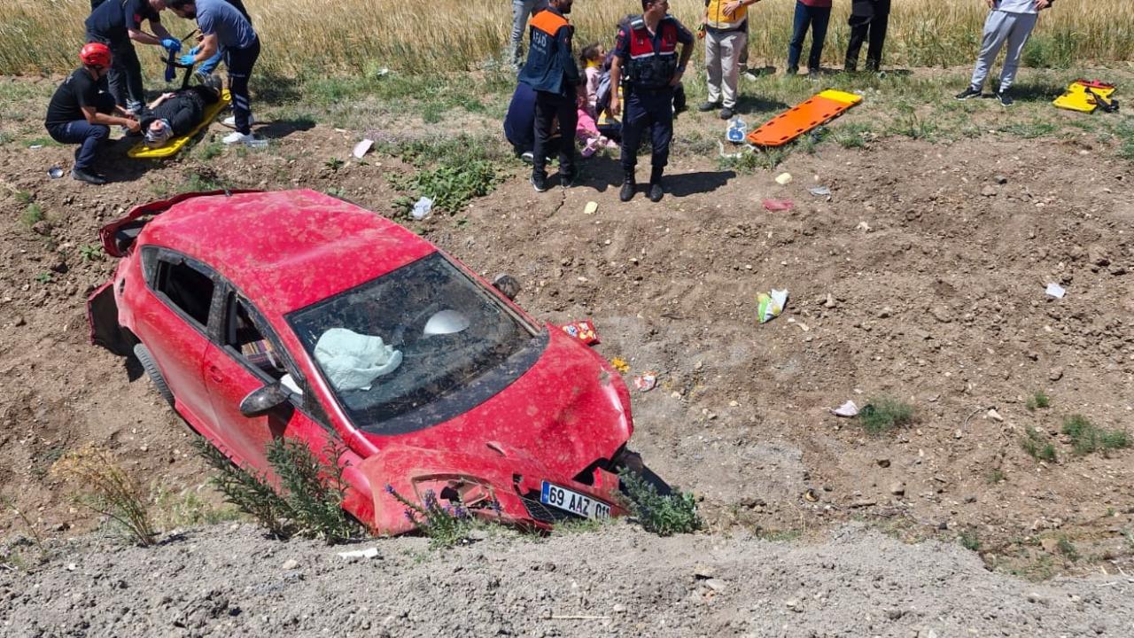 Bayburt’ta otomobil takla attı, 8 kişi yaralandı