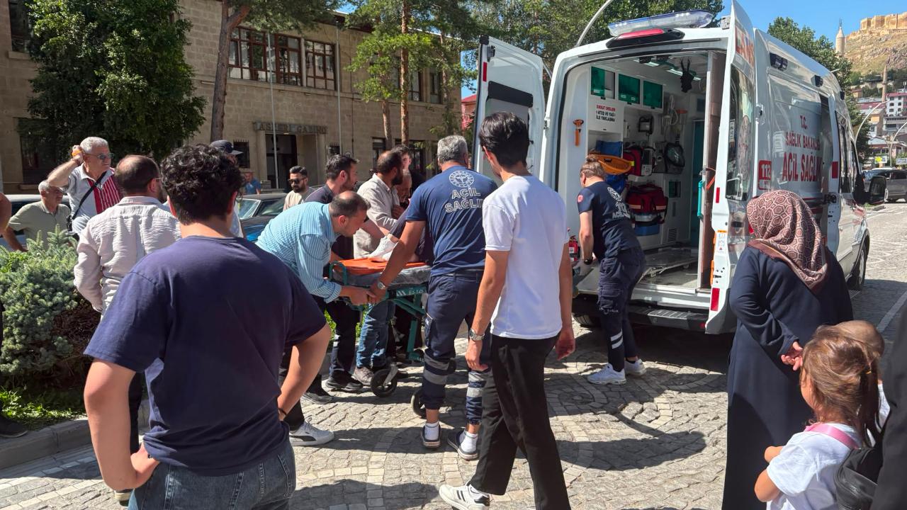 Cumhuriyet Caddesi’nde motosiklet yayalara çarptı