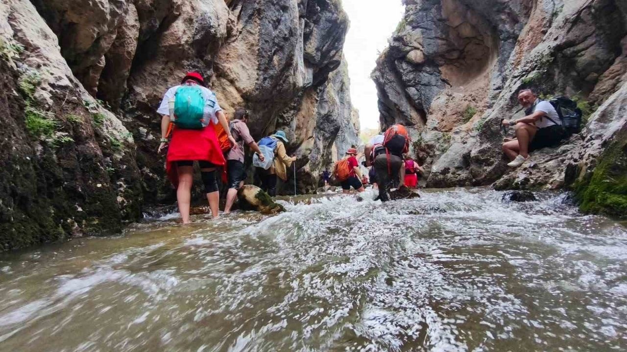 Gümüşhane’de doğaseverler Yılanlı Kanyon’u keşfetti