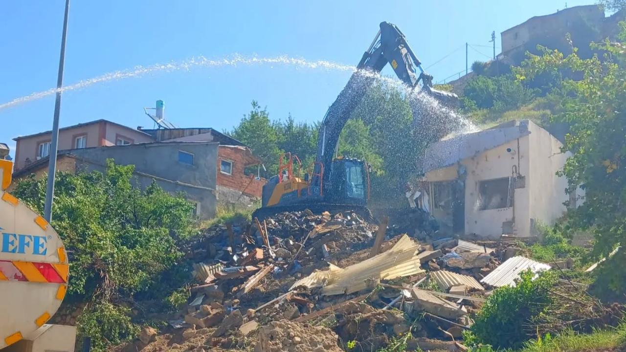 Hem görüntü kirliliğine hem güvenlik riskine son: Metruk binalar tek tek yıkılıyor
