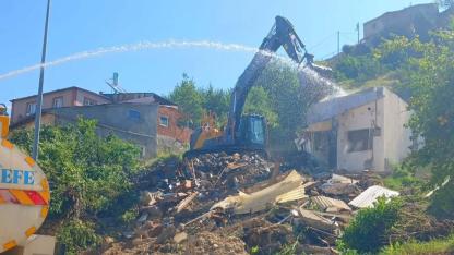 Hem görüntü kirliliğine hem güvenlik riskine son: Metruk binalar tek tek yıkılıyor