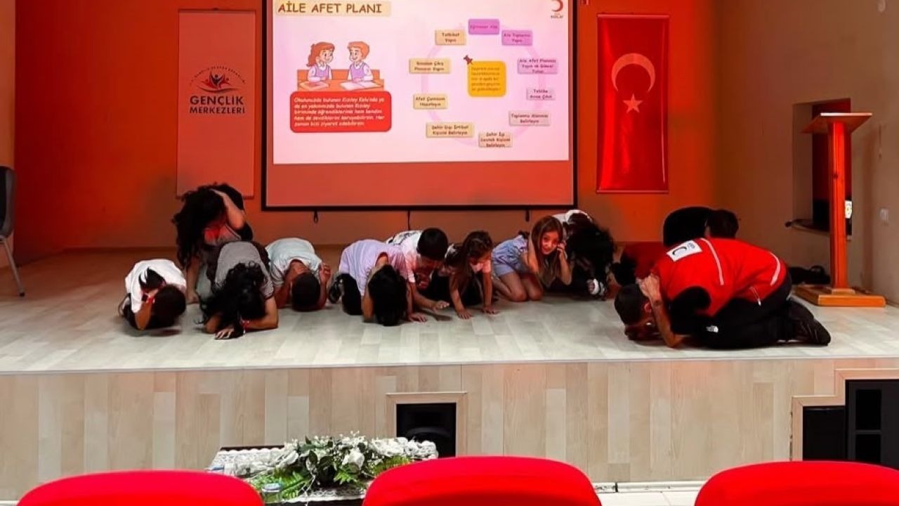 Kızılay’dan yaz kursu öğrencilerine afet bilinci eğitimi
