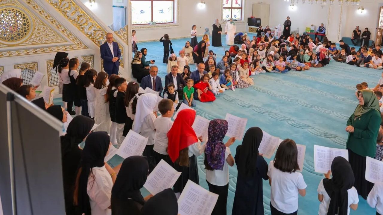 Kur’an kursu öğrencileri cami çocuk buluşmasında bir araya geldi