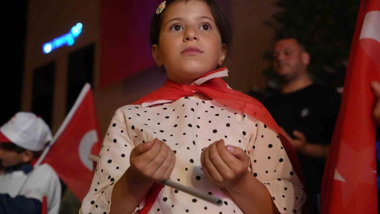 Saray Bahçesi kırmızı beyaza boyandı