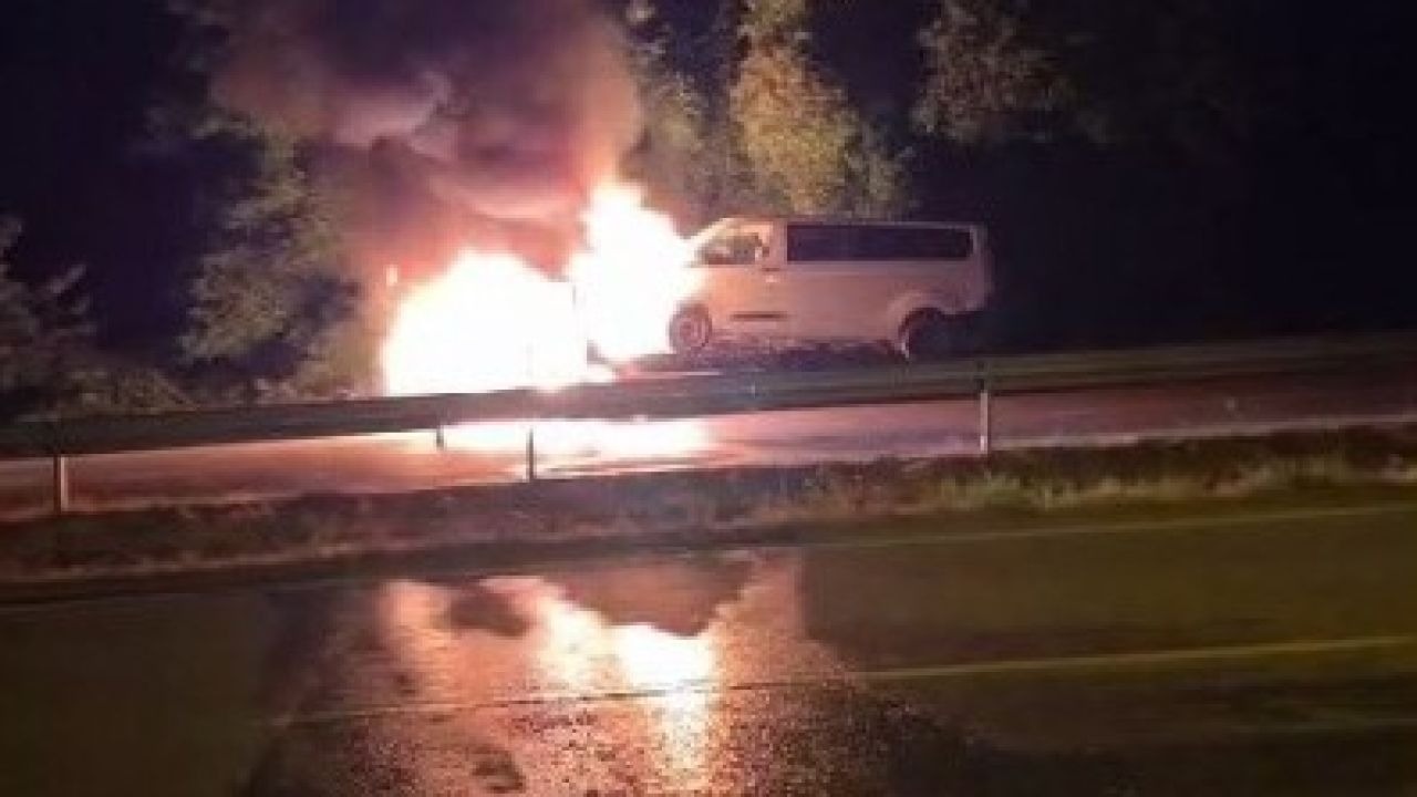 Seyir halindeki çekici alev aldı, üzerindeki kamyonet de yandı