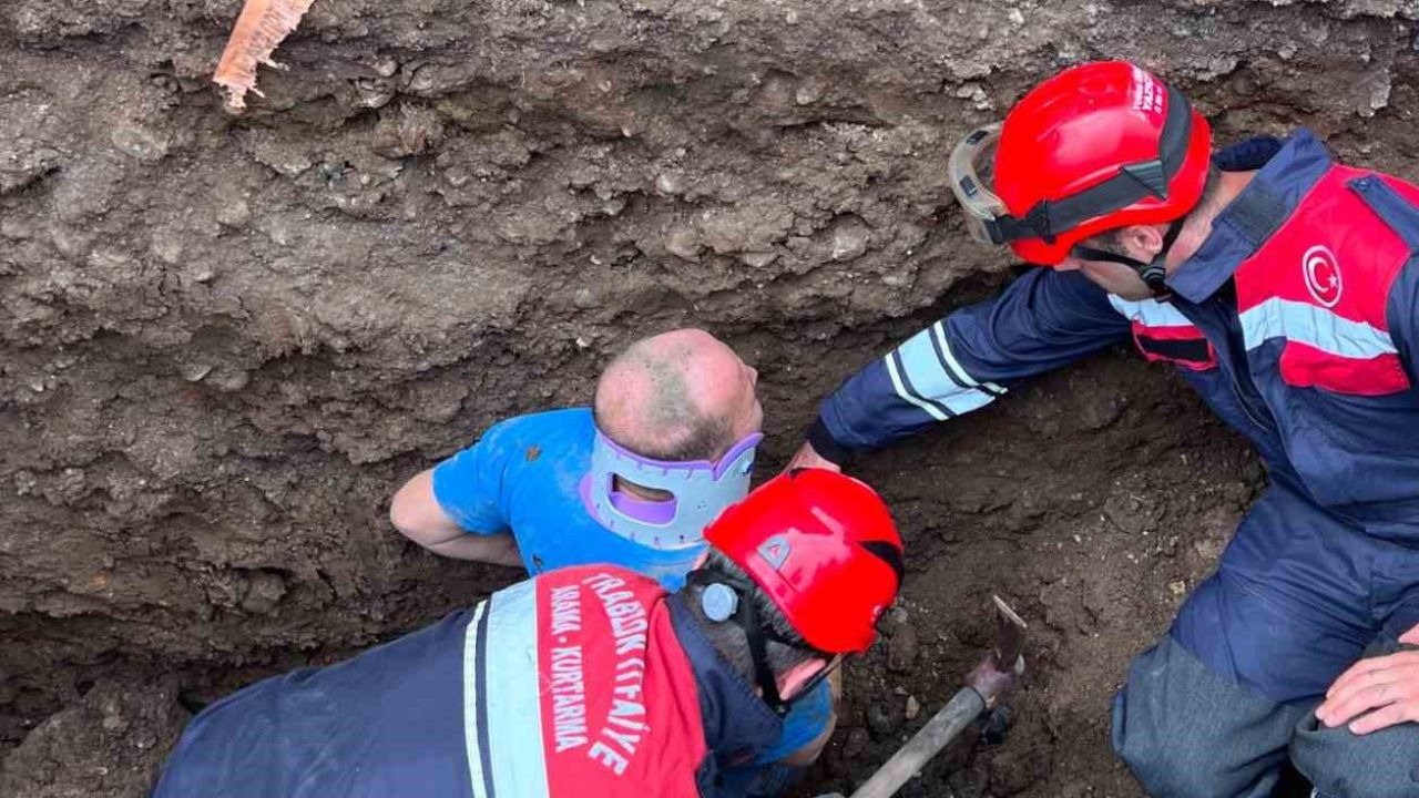 Trabzon’da belden aşağısı toprak altında kalan işçiyi itfaiye ekipleri kurtardı