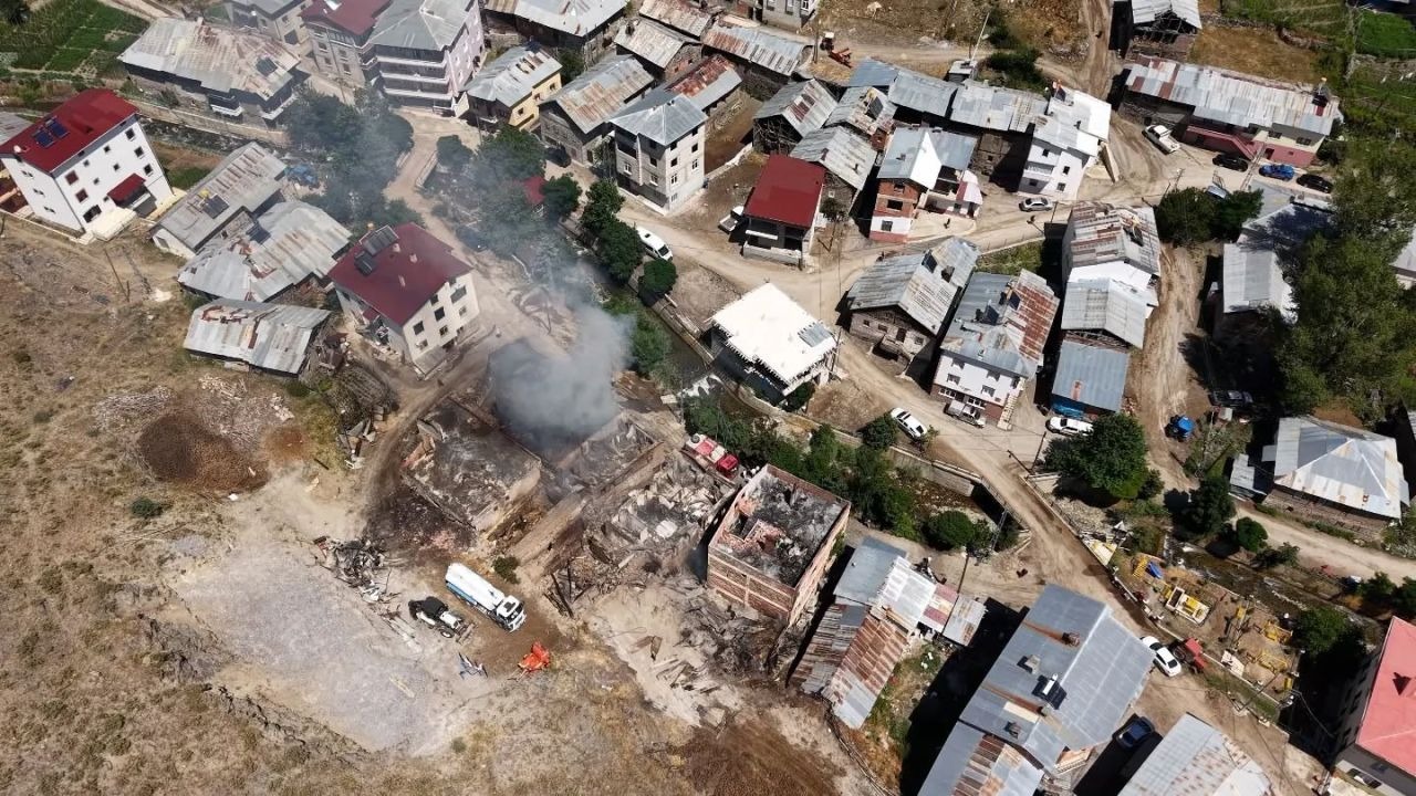 Yangında hasar gören 5 ev ve 3 samanlık havadan görüntülendi