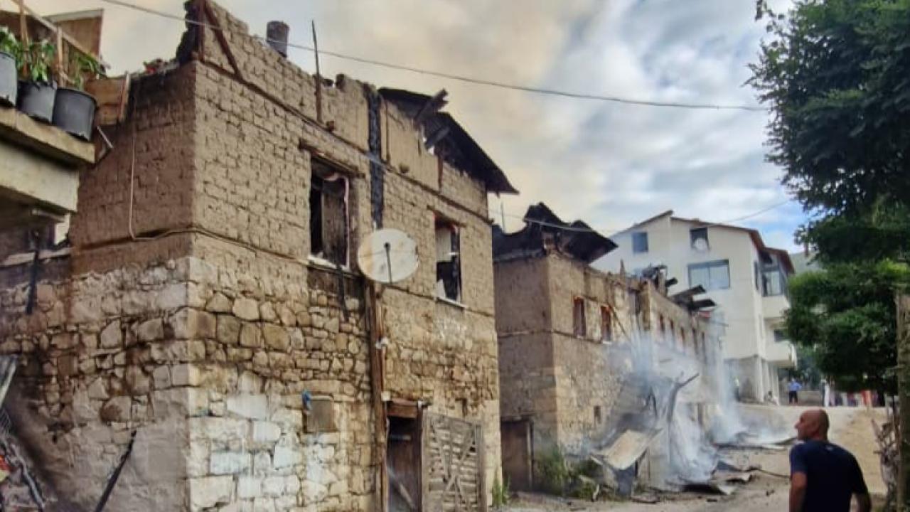 Yazyurdu köyünde alevler evleri sardı, 5 konut kül oldu!