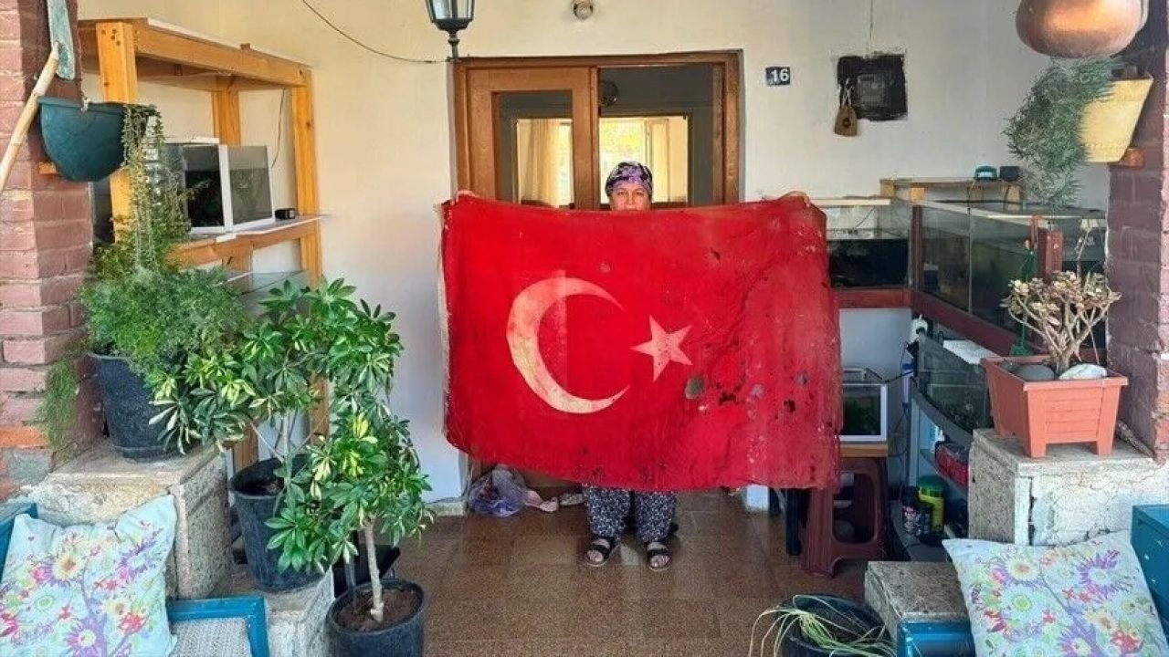 36 yıllık vefa: Gözü gibi koruduğu Türk bayrağını uzman ellere teslim etti