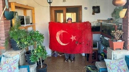 36 yıllık vefa: Gözü gibi koruduğu Türk bayrağını uzman ellere teslim etti