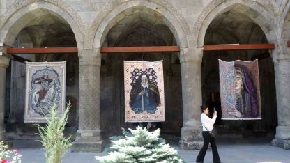 Türkiye’de bir ilki yapıyor: Kilim üzerine fırçasıyla Türk tarihini resmediyor