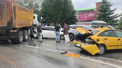 Erzurum’da 10 araçlı zincirleme kaza: 5 yaralı