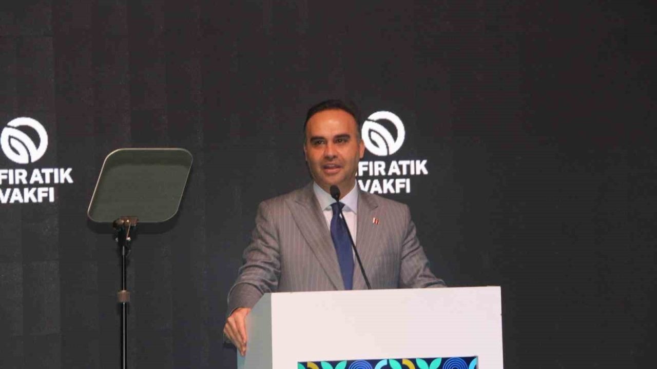 Bakan Kacır: "Sanayi devriminden bu yana yaklaşık 1,5 derece ısınan yerküre, bugün alarm veriyor"
