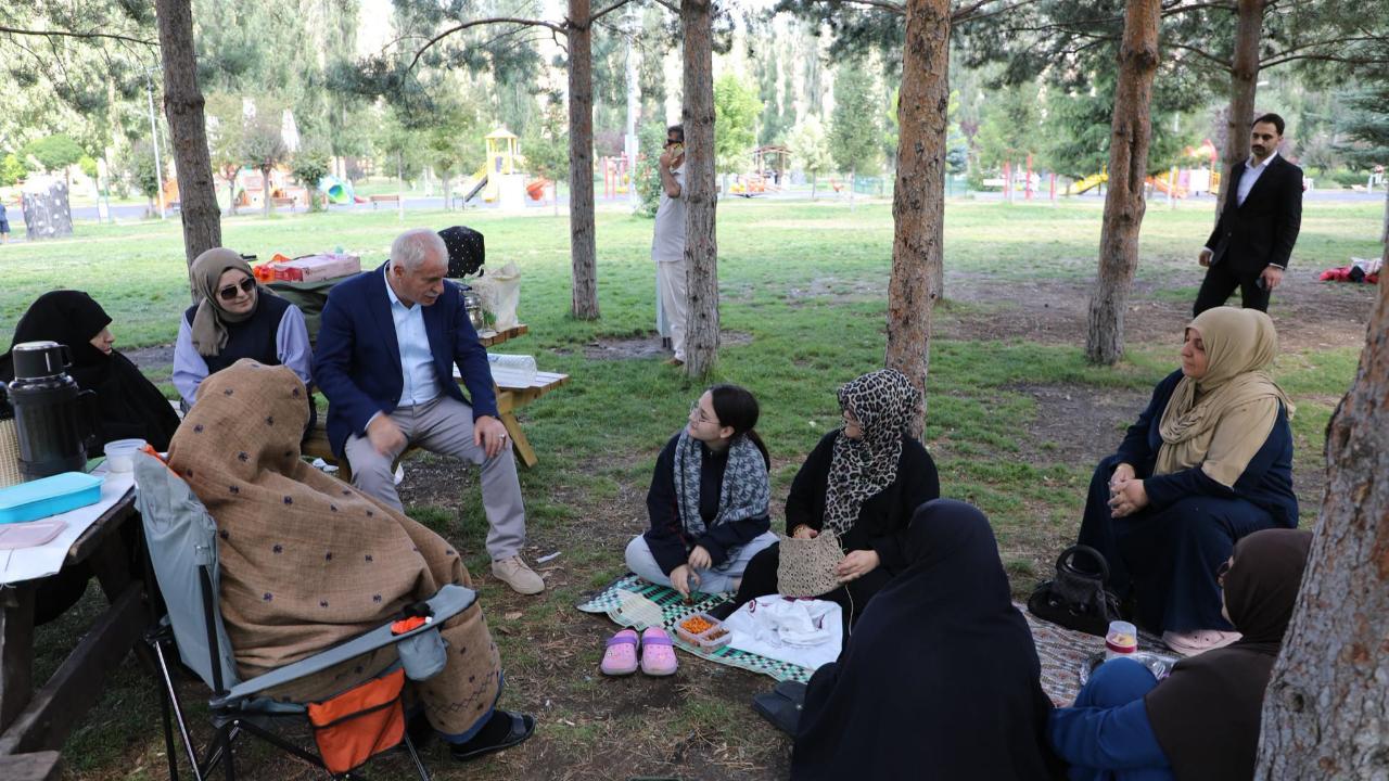 Başkan Mete Memiş Yeni Şehir Parkı’nda vatandaşlarla buluştu