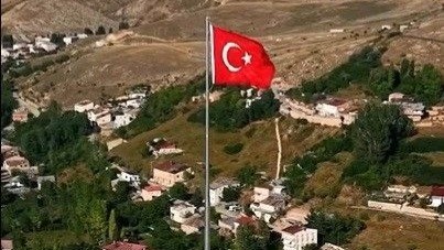 Bayburt Kalesi’nin bayrağı yenilendi