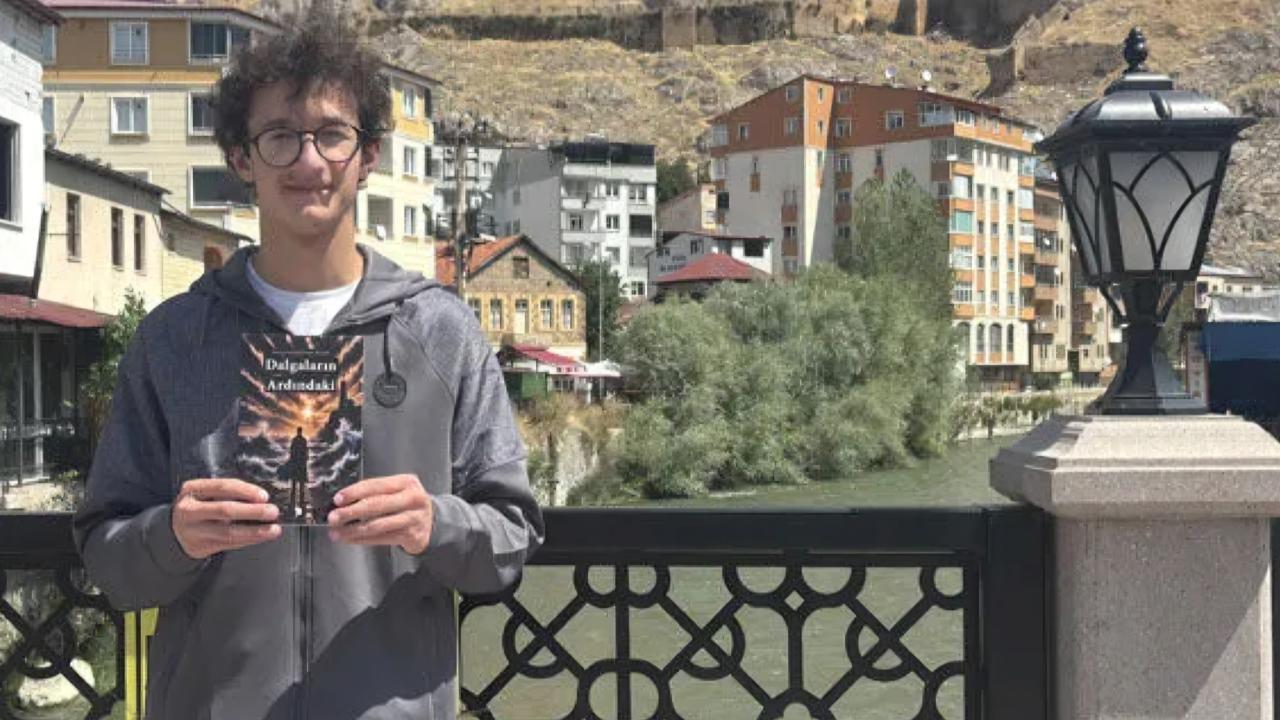 Bayburt’tan edebiyata taze bir kan: Muhammed Eren Özeler ilk romanını çıkardı